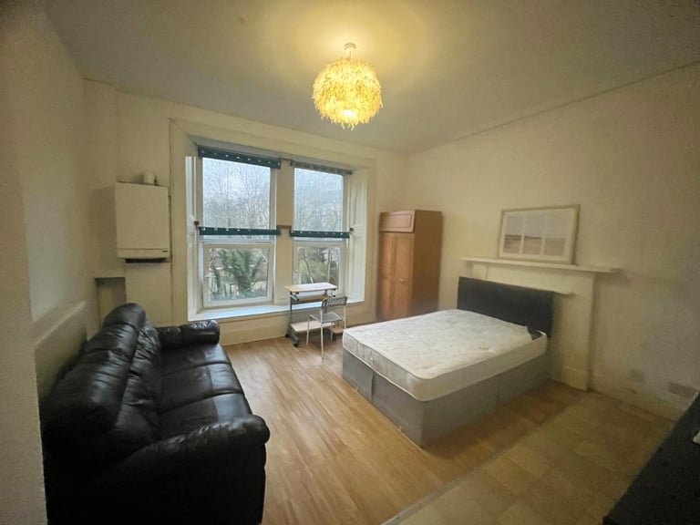 1 bedroom flat in Kelvin Drive, West End, Glasgow, G20 8QN