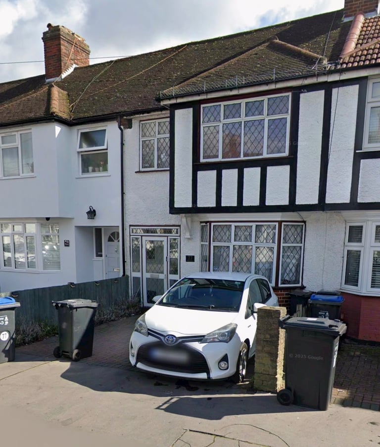 Spacious 5-Bedroom Family Home Near Croydon University Hospital