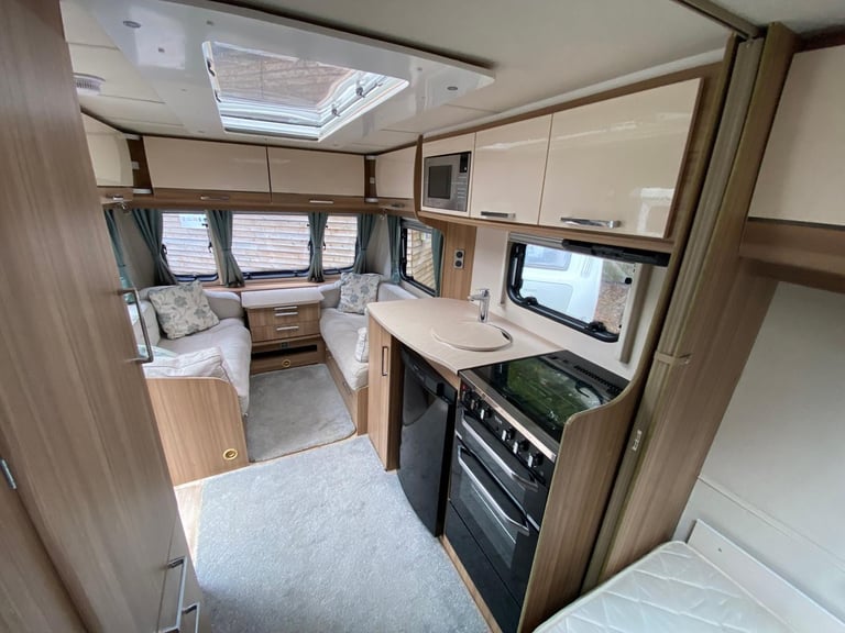 LUNAR ULTIMA 570 - 2016 - FIXED SINGLE BEDS - 4 BERTH - END WASHROOM - MOVER 