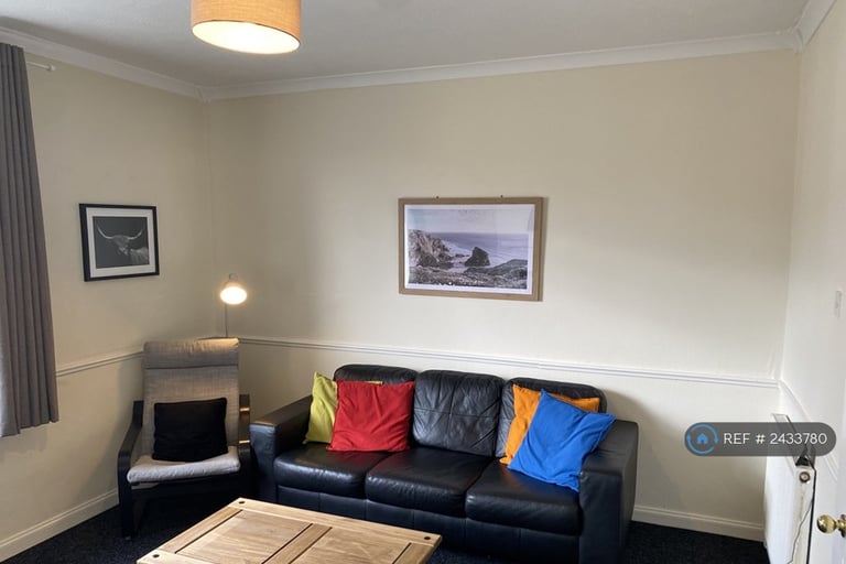 2 bedroom flat in Stenhouse Avenue West, Edinburgh, EH11 (2 bed) (#2433780)