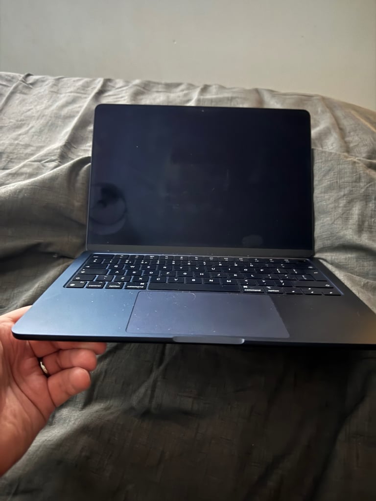 MacBook Air M3 chip  2024