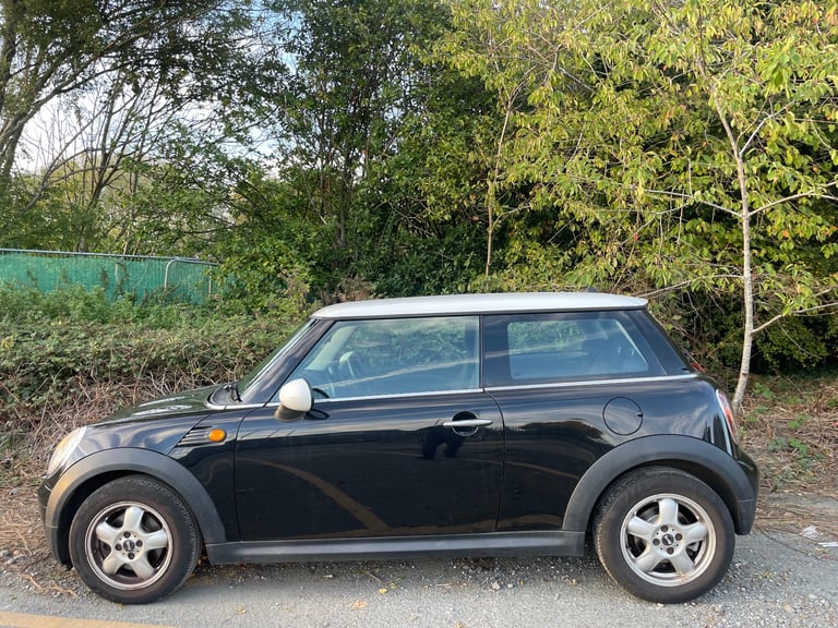 MINI COOPER 1.6 PETROL 10 REG BLACK 3 DOOR MOT FEBRUARY 25TH 2026 TAX £165 LOW INSURANCE 50+MPG