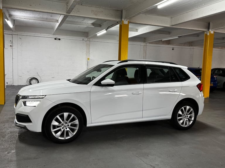 One Owner | Rear parking sensors| Apple Car play