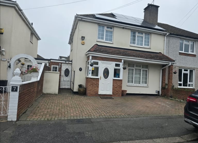 image for Modern 3-Bedroom House | Furnished | Fitted Kitchen | Solar Panel | Garden | West Point, Slough-SL1