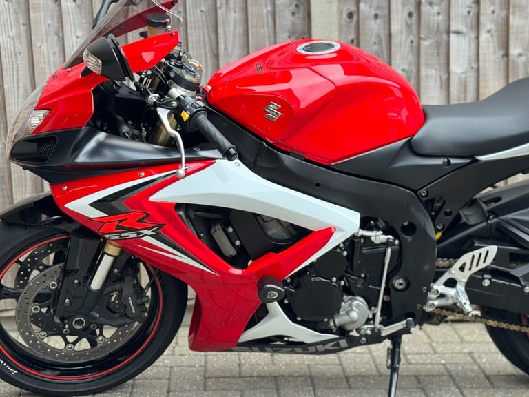 SUZUKI GSXR 600 K7 2007 (07) SUPER SPORT + 14,000 MILES + AKRAPOVIC 