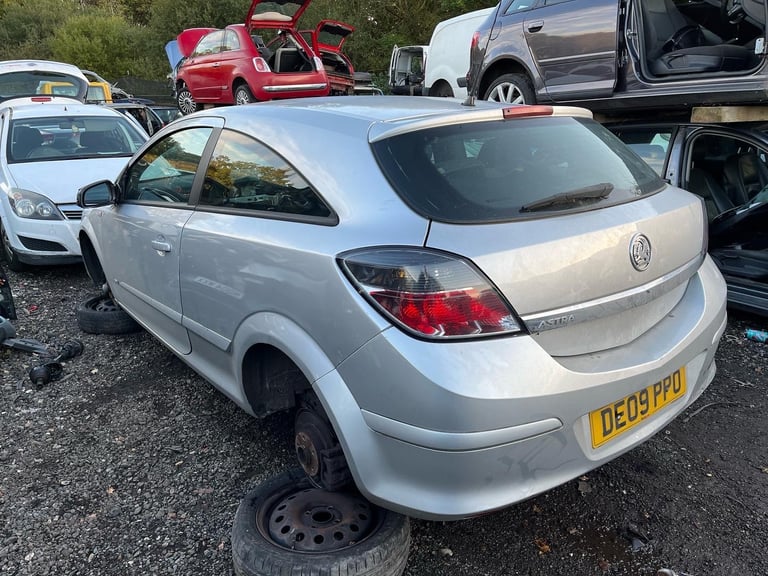 Vauxhall Astra H coupe 1.4 petrol 2009 silver BREAKING FOR PARTS 