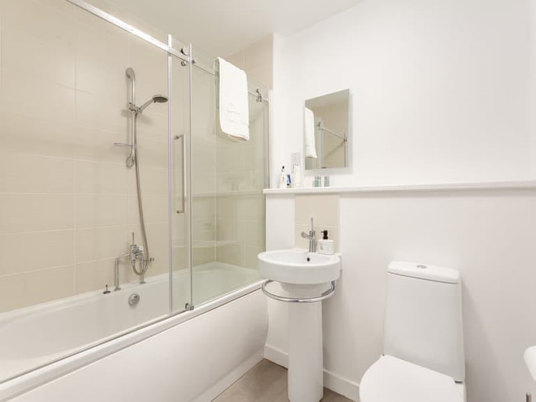 Large double room Inverness city centre, no bills 