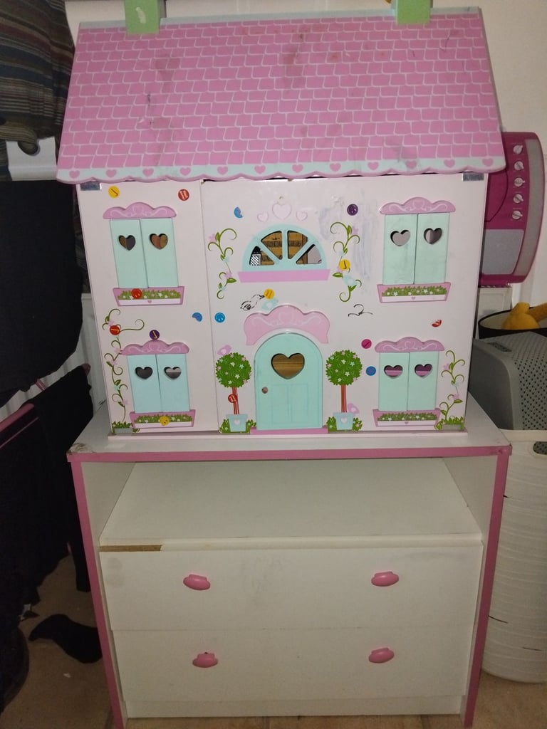 Dolls house with chest of drawers