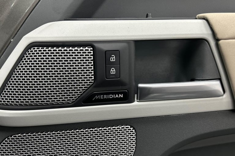  Land Rover Defender 130 3.0 D300 MHEV X-Dynamic SE SUV 5dr Diesel Auto 4WD Euro 6 (s/s) (300 ps)...