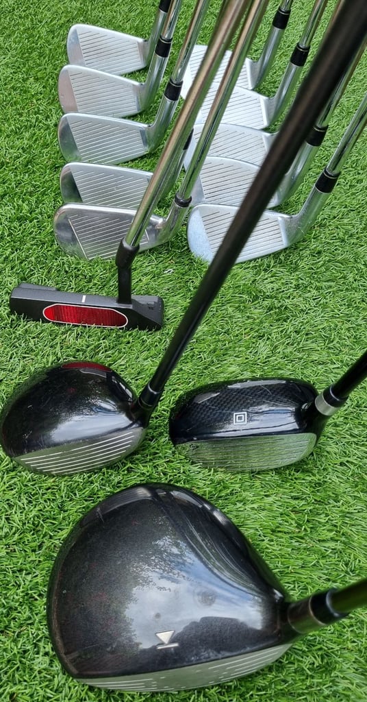 TAYLOR MADE, CALLAWAY, TITLEIST - NEW LYNX trolley bag, NEW CALLAWAY shoes & NEW SRIXON balls