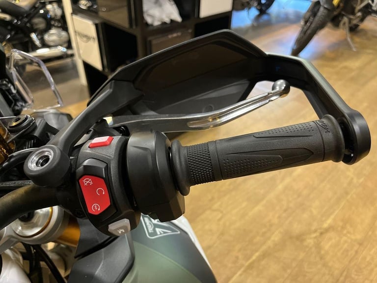 2025 Triumph Tiger 900 RALLY PRO PREMIUM TWIN COLOUR Petrol black 6 Speed