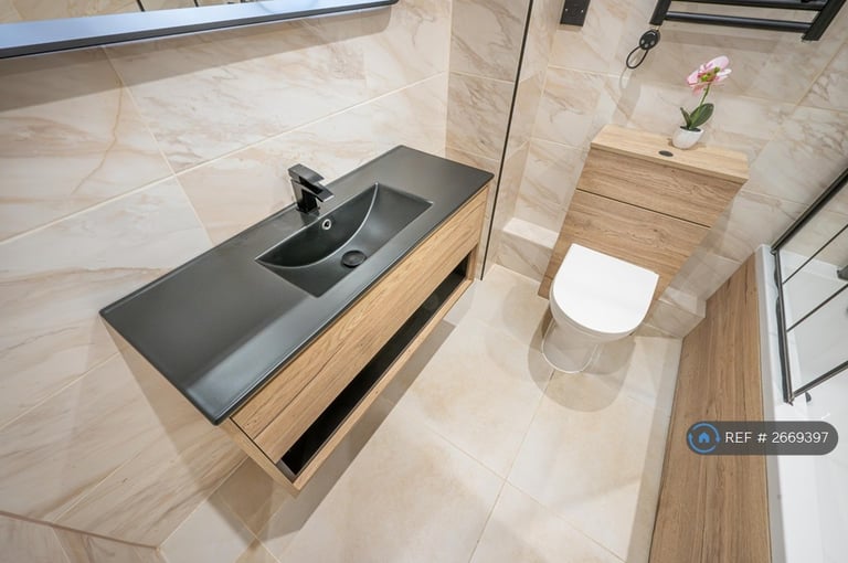 3 bedroom flat in Saltash Road, Swindon, SN2 (3 bed) (#2669397)