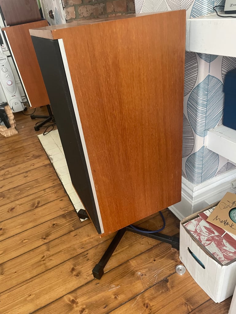 B&W DM2 series II floorstanding speakers