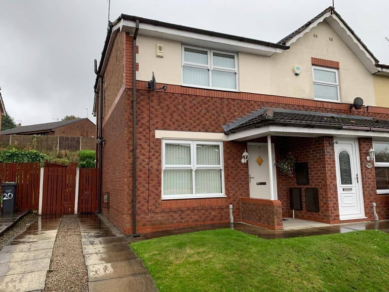 Immaculate 3 bed house to let with 2 car drive and garden. Oldham, Lancs