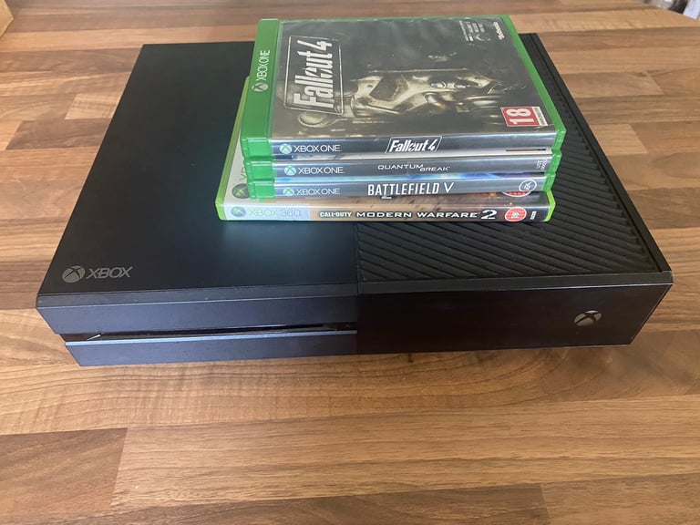Xbox one + four games 