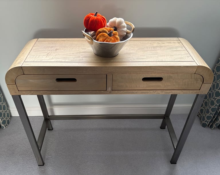 Console Table in good as new condition 