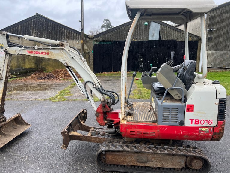 Takeuchi TB 016 digger with trailer and breaker