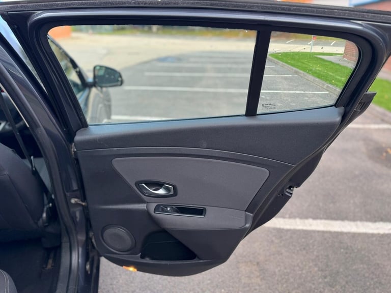 2011 Renault Megane 1.6 16V Dynamique TomTom Euro 5 5dr HATCHBACK Petrol Manual