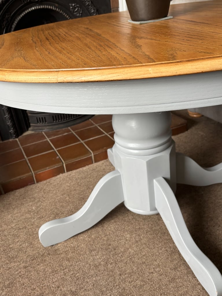 Gorgeous Oak Round Dining Table & Chairs