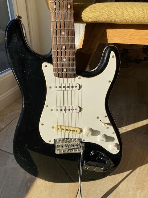 Squier Strat Fender Electric Guitar plus Fender Frontman 15Gamp