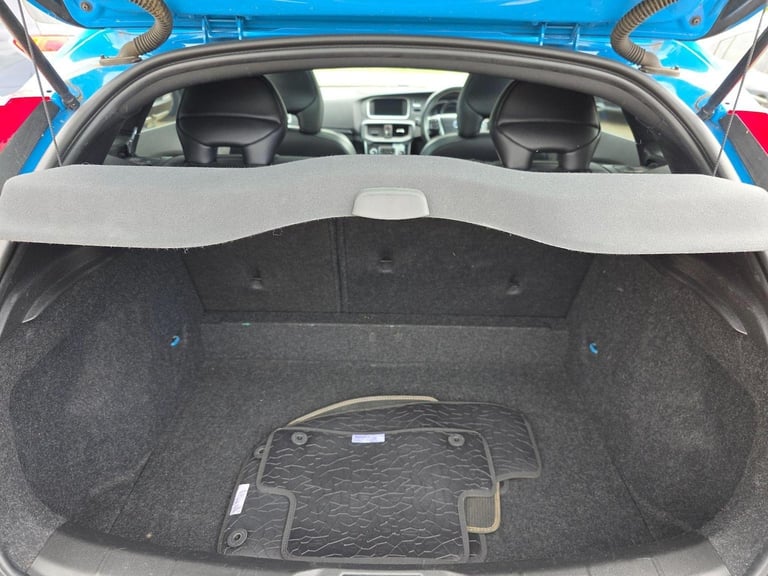 VOLVO V40 1.6 T3 R-Design Nav Euro 5 (s/s) 5dr 2014