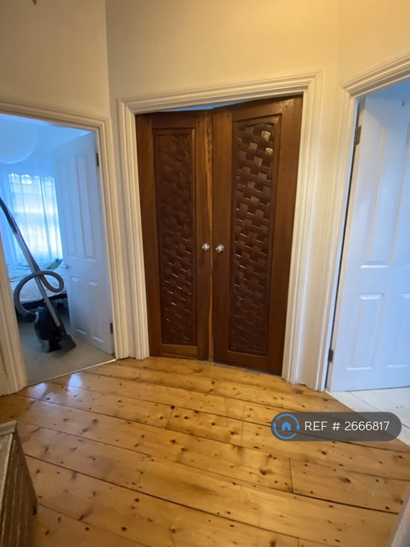 3 bedroom flat in Haringey, London, N4 (3 bed) (#2666817)