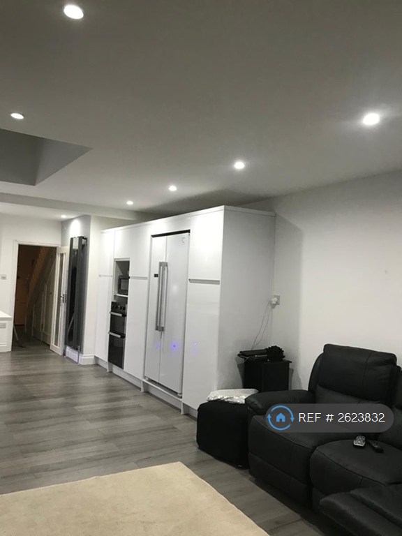 3 bedroom house in Wood Lane, Dagenham, RM8 (3 bed) (#2623832)