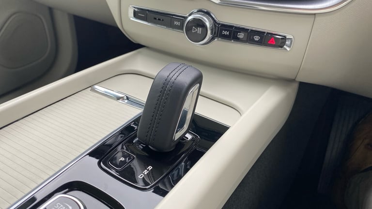 2021 Volvo XC60 2.0 B4D Momentum 5dr AWD Geartronic Diesel Estate Estate Diesel Automatic