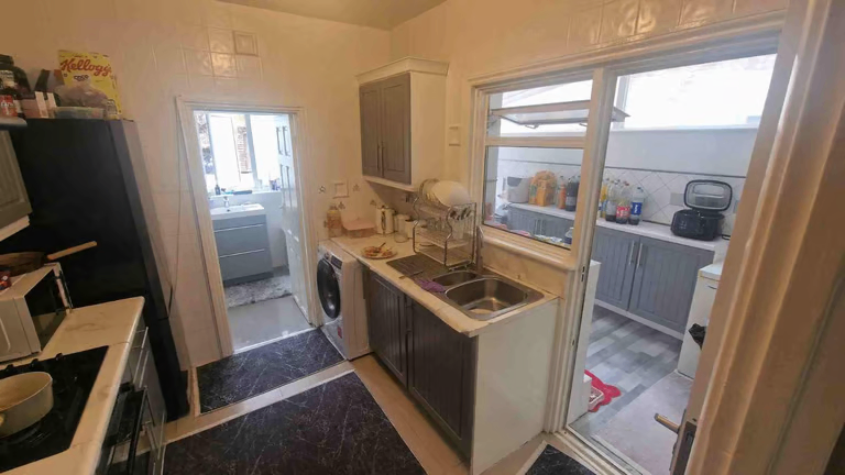 Seperate & Spacious 3 Bed House for Rent – N9 8RX