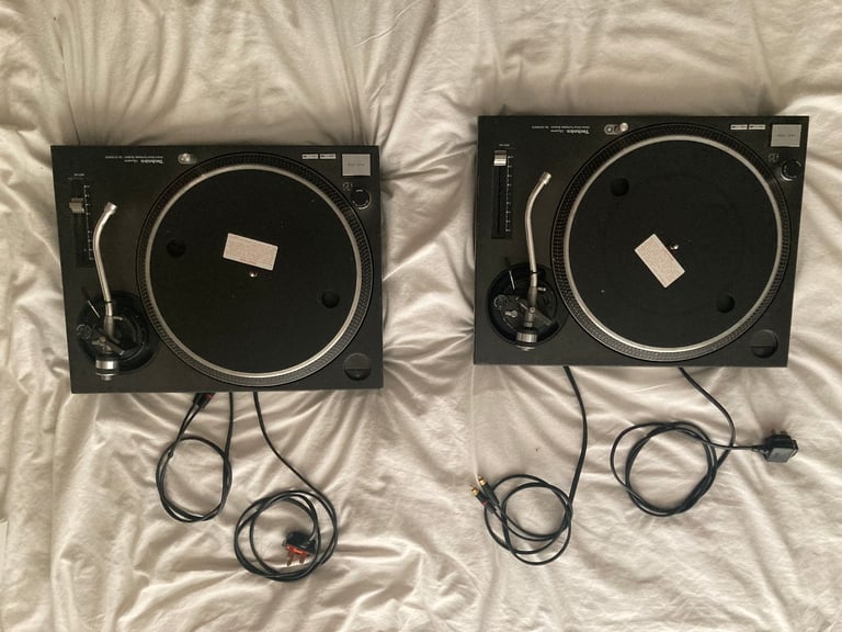 2 x Technics SL 1210 MK2 Turntables