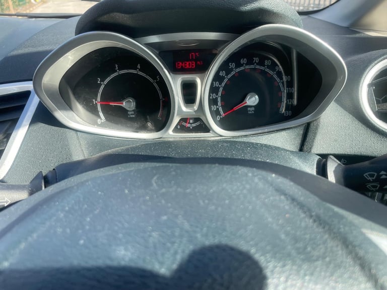 FORD FIESTA 1.2 ZETEC 12 REG WHITE 3 DOOR 12 MONTHS MOT TAX £165 LOW INSURANCE 50+MPG