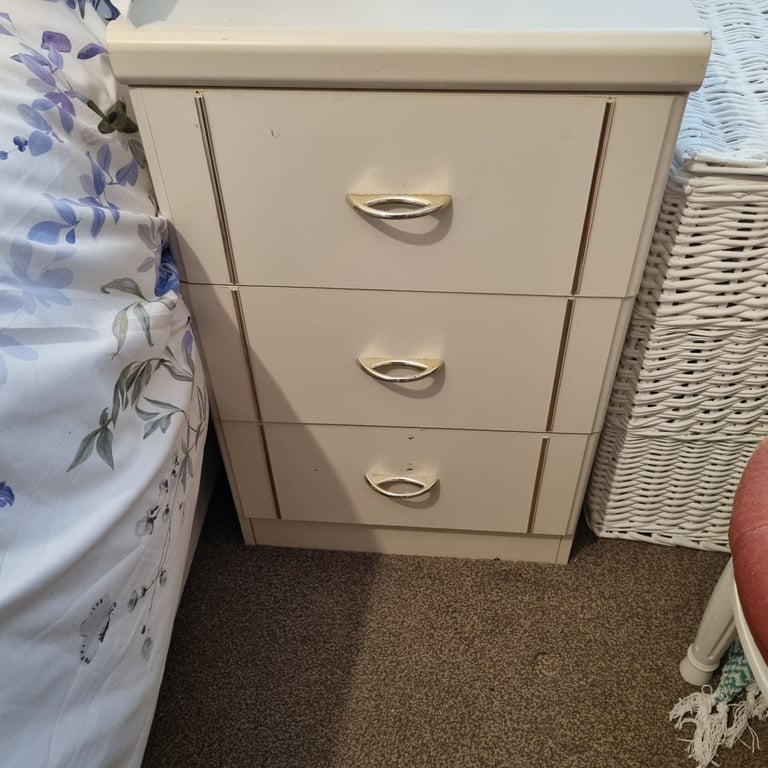 image for 2 bed side drawers and 2x chest of drawers