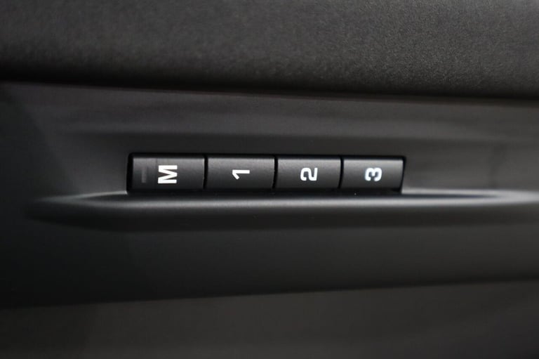 2022 Land Rover Range Rover Evoque 1.5 P300e 12.2kWh R-Dynamic SE Auto 4WD Euro 6 (s/s) 5dr Autom...