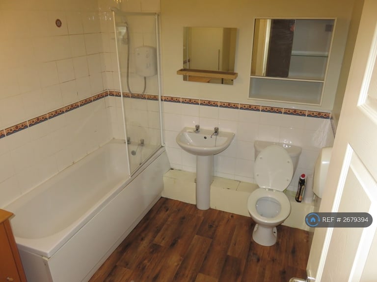 1 bedroom flat in Powell House, Bury, BL9 (1 bed) (#2679394)