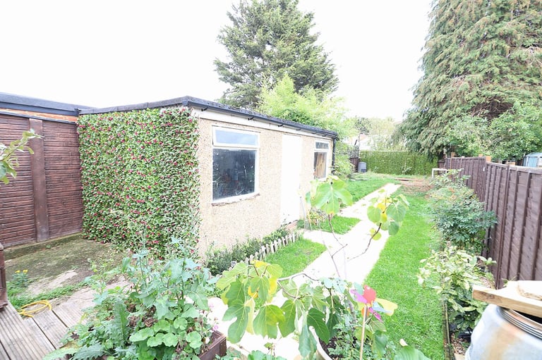 Three Bedroom End-Terrace House to Rent