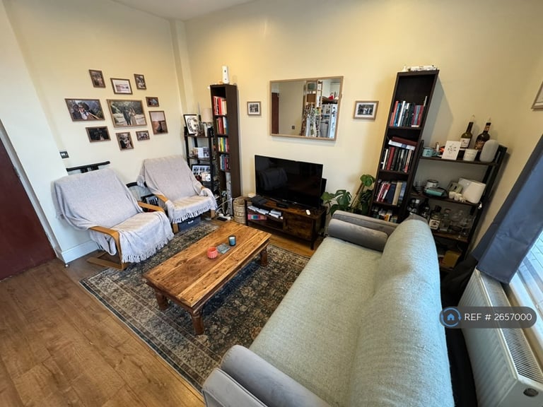 1 bedroom flat in Ferme Park Road, London, N4 (1 bed) (#2657000)