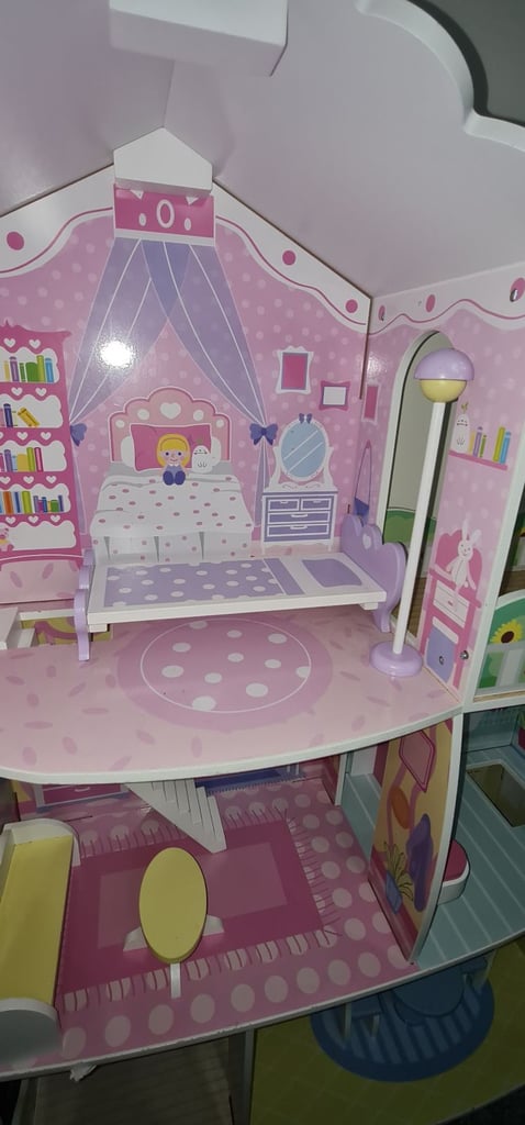 Barbi play house with furniture