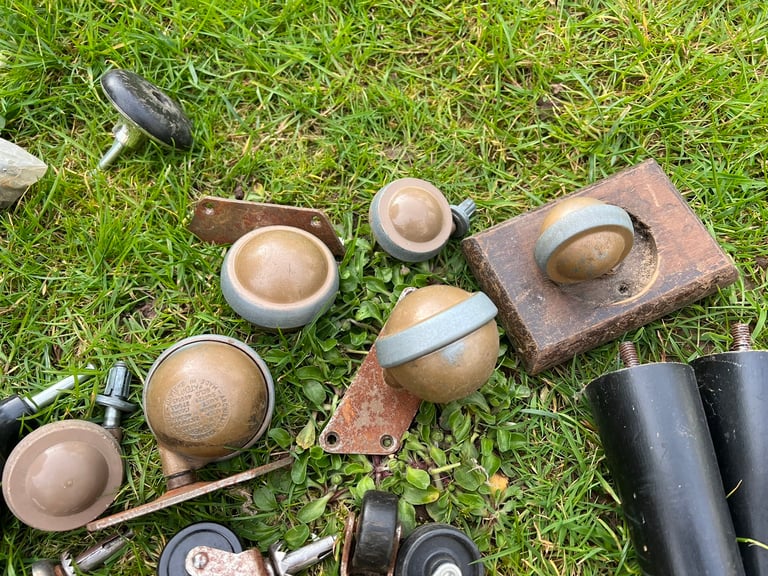LARGE JOB LOT BUNDLE OF VINTAGE RETRO MCM LEGS FEET WHEELS FURNITURE 