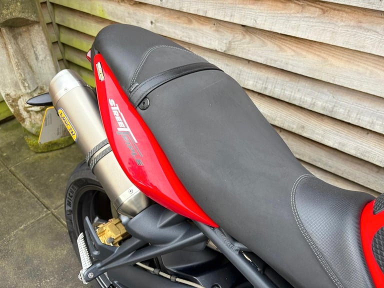 2011 // 11 Triumph Street Triple 675 £2800 Red 21813 miles.