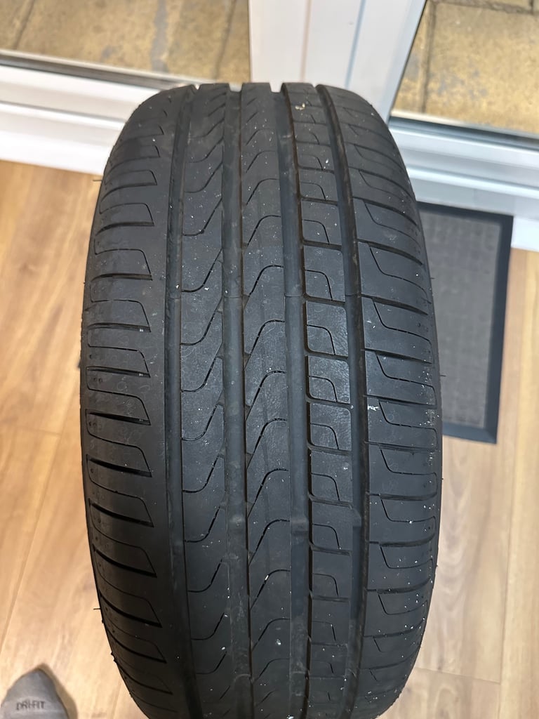 225/40 R18 Tyre for Sale 