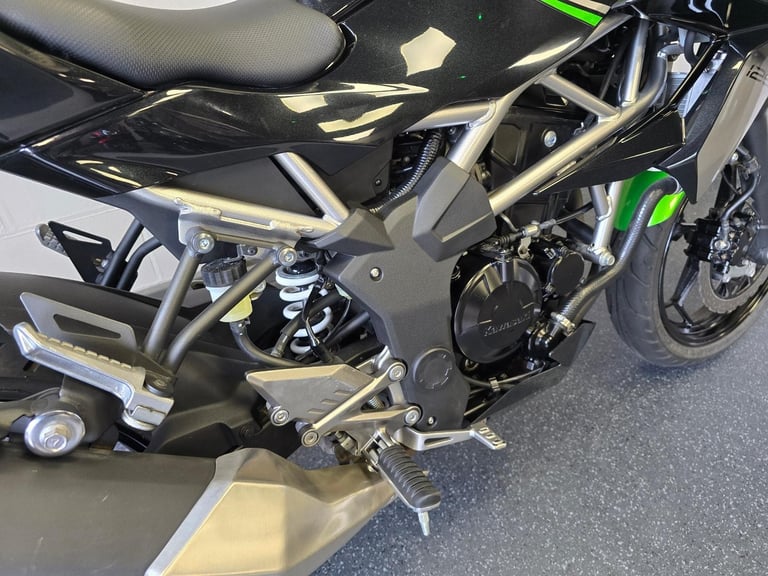 Kawasaki Z125 Supernaked 125cc Learner Legal Geared Motorcycle