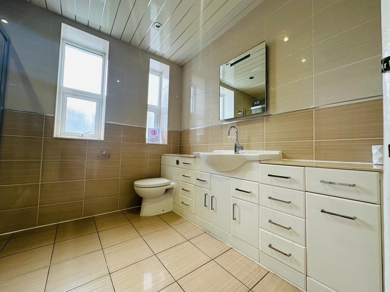 Spacious Double room, Central City, To Rent, Fully Furnished, Bills All Included, PL4