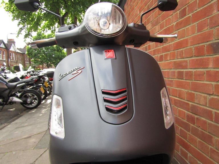 Piaggio Vespa GTS 300 * ONE KEEPER FROM NEW * 9850  MILES* MAT GREY * 