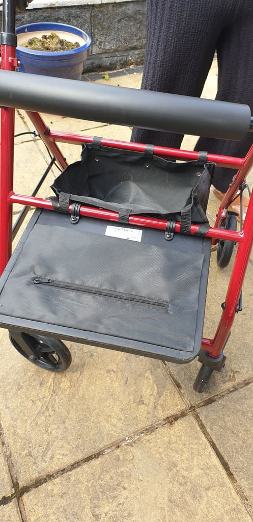 Walking aid with seat 
