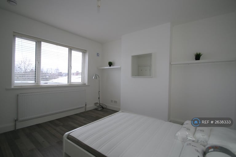 2 bedroom flat in Village Way East, Harrow, HA2 (2 bed) (#2638333)