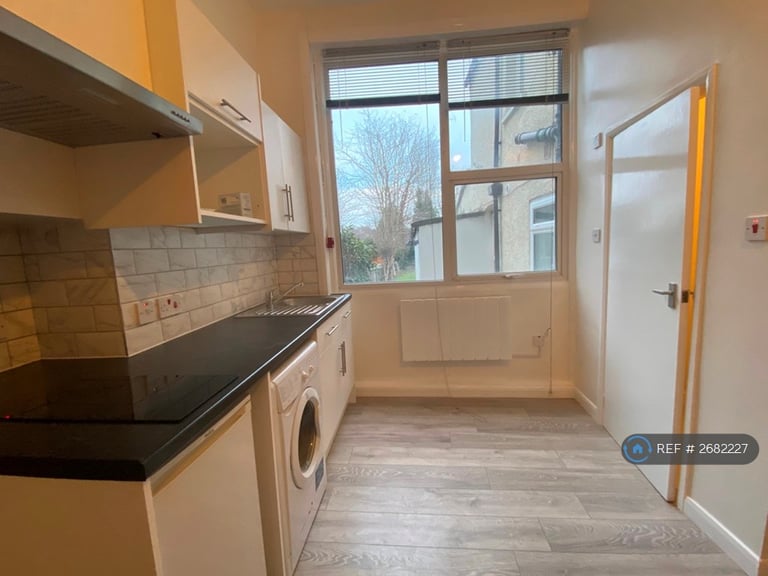 Studio flat in Auckland Road, London, SE19 (#2682227)