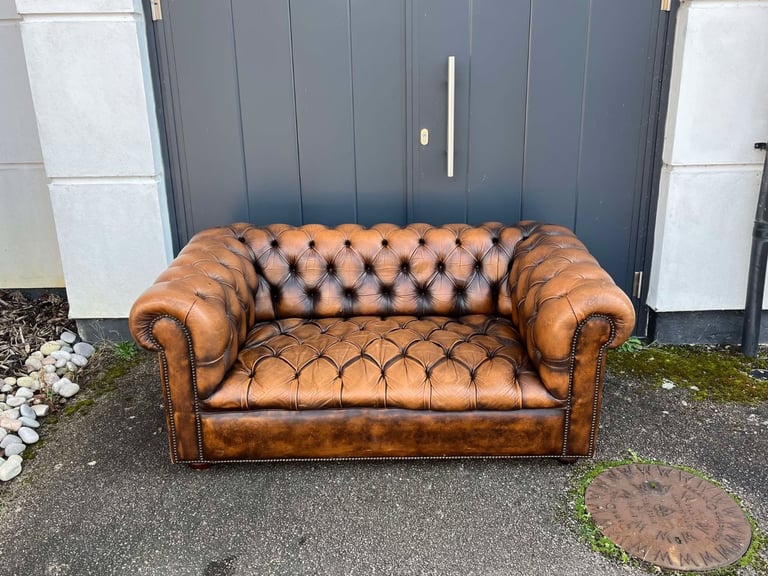 Stunning Fully buttoned Whisky Brown Leather Chesterfield 2-Seater Club Sofa