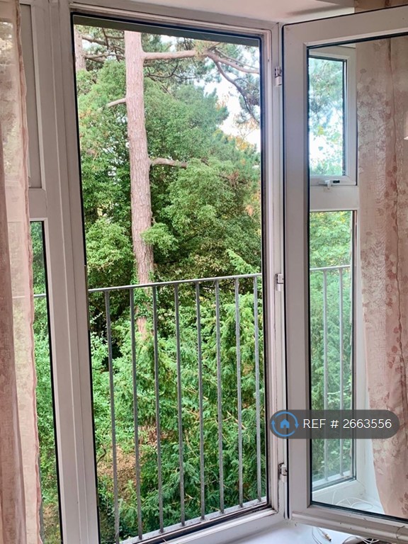 2 bedroom flat in Pineridge Gardens, Reading, RG30 (2 bed) (#2663556)