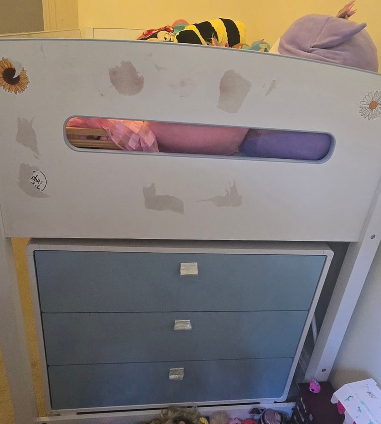 Mid sleeper bed with stirage