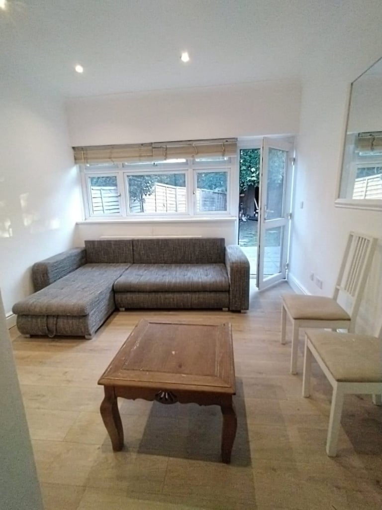 DSS GR FL2 BEDROOM GARDEN FLAT10MIN BUS WIMBLEDON10MIN WALK RAYNES PARK ONLY FOR PARENTS+CHILDREN